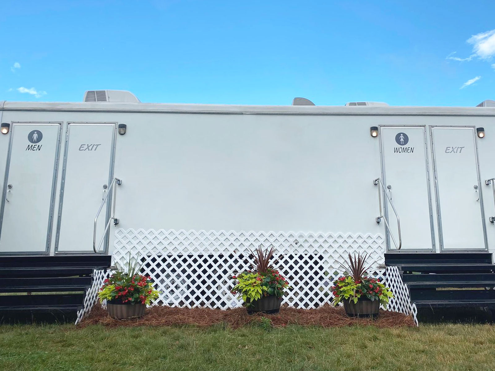 Luxury restroom trailers